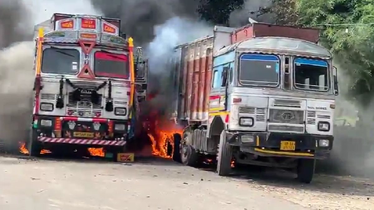 सीतापुर में 2 ट्रकों में लगी भीषण आग, टायर फटने से हुआ हादसा; हाईवे पर मचा हड़कंप